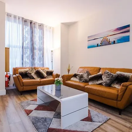 Casa de Férias Spacious 4 Bedroom Modern House Near Centre Sleeps 12 *