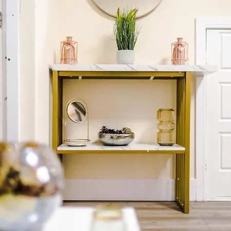 Spacious 4 Bedroom Modern House Near Centre Sleeps 12