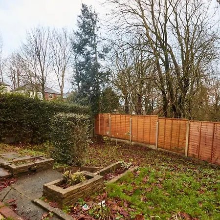 Peaceful House With Garden And Parking Manchester
