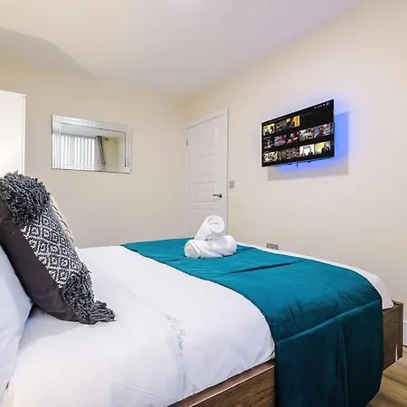 Spacious 4 Bedroom Modern House Near Centre Sleeps 12 Manchester