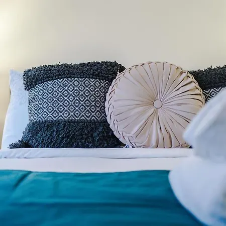 Spacious 4 Bedroom Modern House Near Centre Sleeps 12