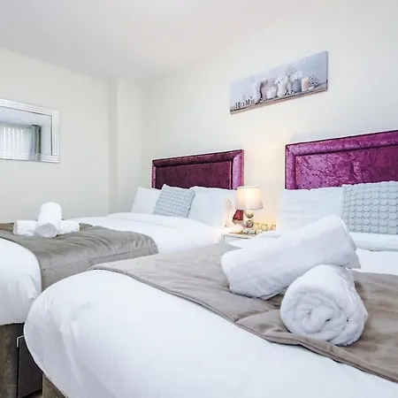 Spacious 4 Bedroom Modern House Near Centre Sleeps 12 Casa de Férias Manchester