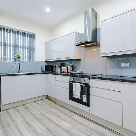 Spacious 4 Bedroom Modern House Near Centre Sleeps 12