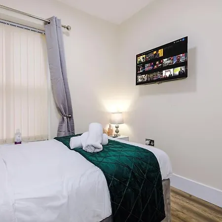 Spacious 4 Bedroom Modern House Near Centre Sleeps 12 Manchester