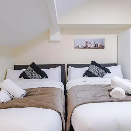 Spacious 4 Bedroom Modern House Near Centre Sleeps 12 Casa de Férias