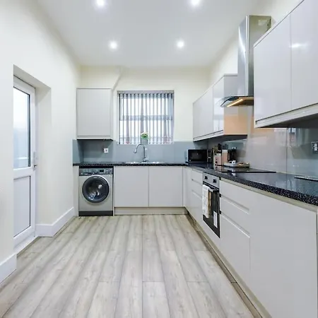 Spacious 4 Bedroom Modern House Near Centre Sleeps 12 * Manchester