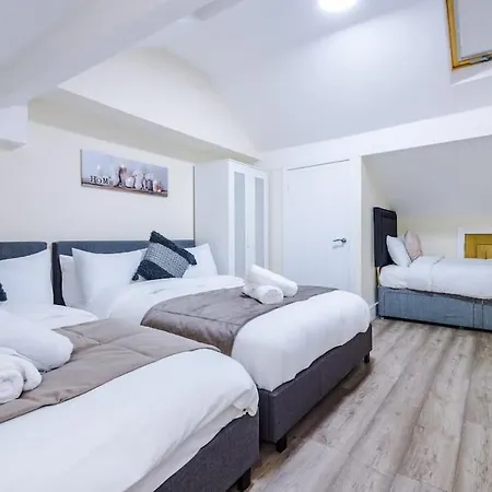 Spacious 4 Bedroom Modern House Near Centre Sleeps 12