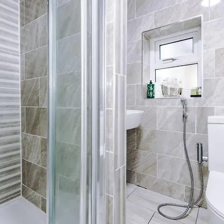 Spacious 4 Bedroom Modern House Near Centre Sleeps 12 * Manchester