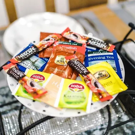 Spacious 4 Bedroom Modern House Near Centre Sleeps 12 *