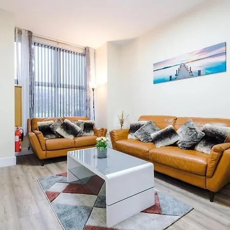 Spacious 4 Bedroom Modern House Near Centre Sleeps 12 * Manchester