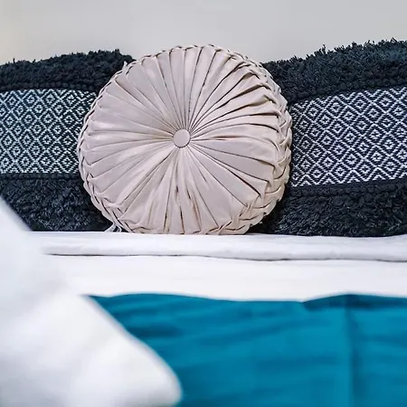 Spacious 4 Bedroom Modern House Near Centre Sleeps 12 *