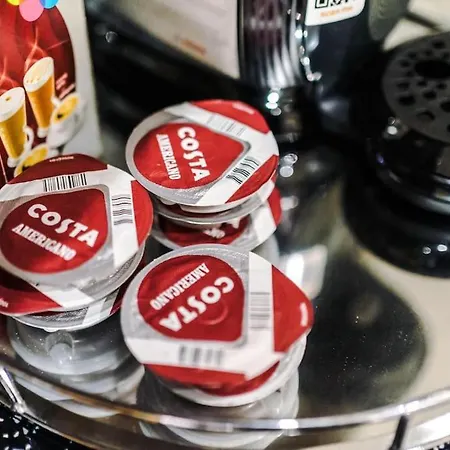 Casa de Férias Spacious 4 Bedroom Modern House Near Centre Sleeps 12