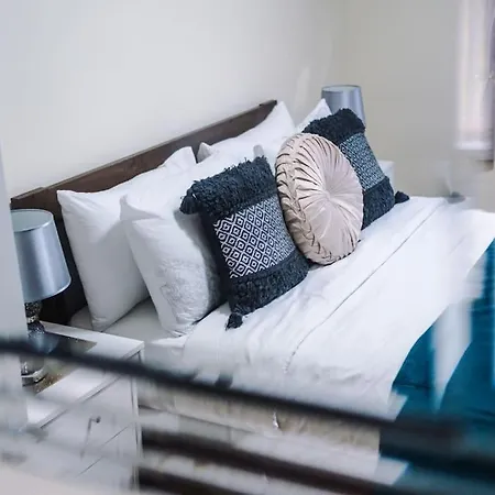 Casa de Férias Spacious 4 Bedroom Modern House Near Centre Sleeps 12 *