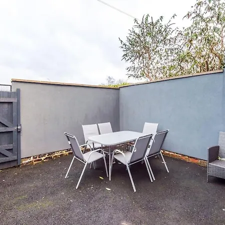 Casa de Férias Spacious 4 Bedroom Modern House Near Centre Sleeps 12