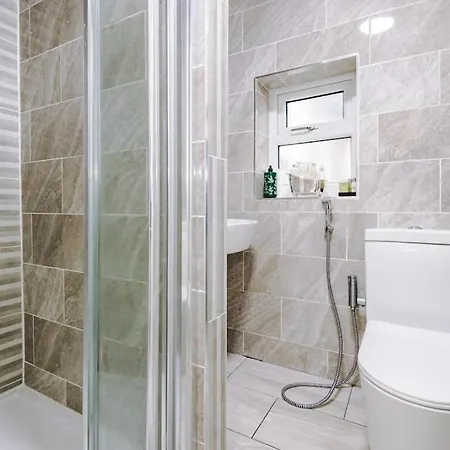 Casa de Férias Spacious 4 Bedroom Modern House Near Centre Sleeps 12 *