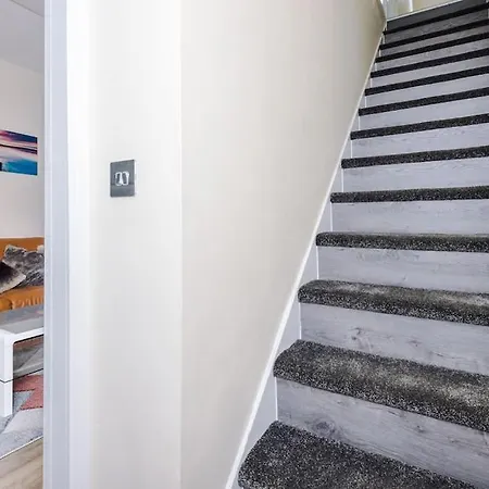 Spacious 4 Bedroom Modern House Near Centre Sleeps 12 Manchester