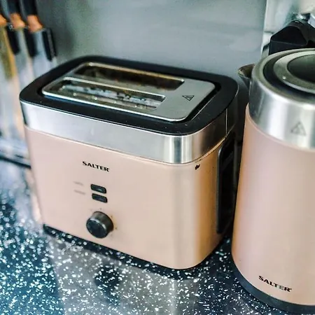 Spacious 4 Bedroom Modern House Near Centre Sleeps 12 Casa de Férias Manchester