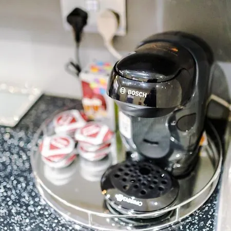 Spacious 4 Bedroom Modern House Near Centre Sleeps 12 *