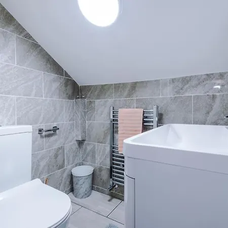 Casa de Férias Spacious 4 Bedroom Modern House Near Centre Sleeps 12 Manchester