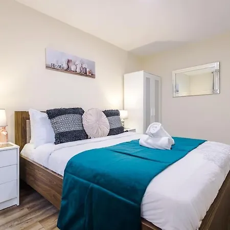 Spacious 4 Bedroom Modern House Near Centre Sleeps 12 Manchester