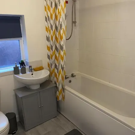 Whole House - Fast Wifi & Free Parking - Contractor Friendly By Irwell Lejlighed Manchester