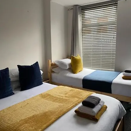 Whole House - Fast Wifi & Free Parking - Contractor Friendly By Irwell Lejlighed *