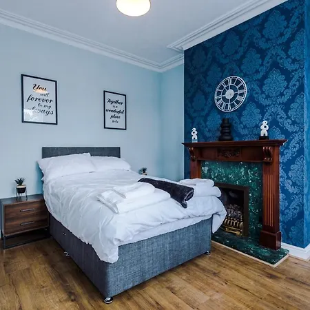 Feriehus 3 Bed Property, Upto 8 Guests Near Centre Manchester