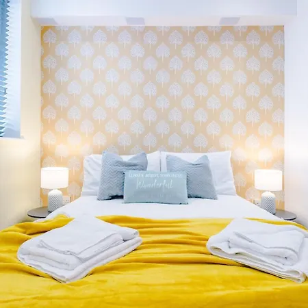 Apartment The Ecclesian - Upscale Near Trafford Centre & Eccles Train Station *