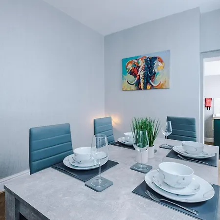 Feriehus 3 Bed Property, Upto 8 Guests Near Centre *