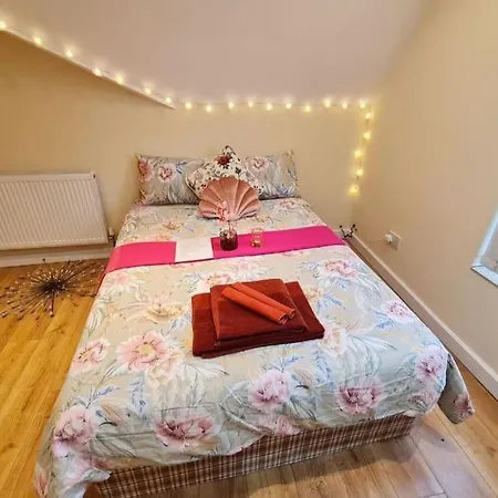 Luxury Up To 6 People, Opposite Tram, Chorlton, Balcony Manchester