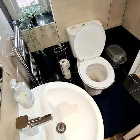 Luxury Up To 6 People, Opposite Tram, Chorlton, Balcony *