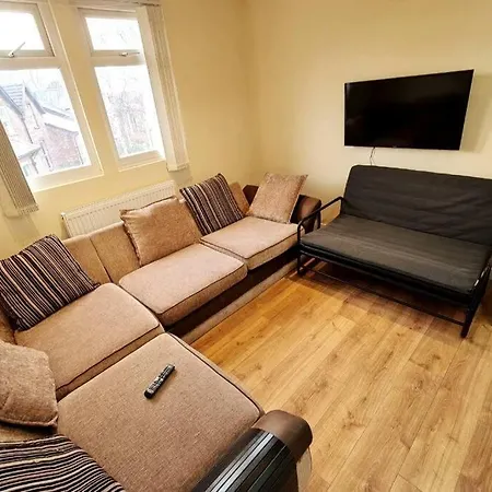 Luxury Up To 6 People, Opposite Tram, Chorlton, Balcony *