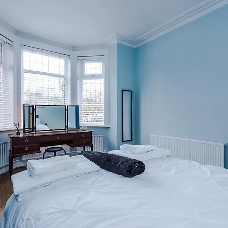 Feriehus 3 Bed Property, Upto 8 Guests Near Centre