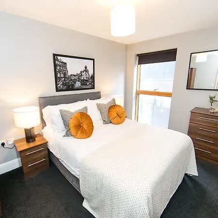 Spacious Central 1 Bedroom アパート