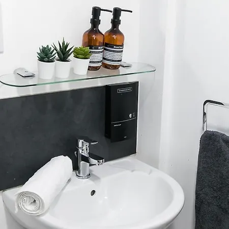 Spacious Modern 1 Bedroom