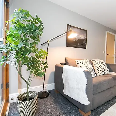 Spacious Modern 1 Bedroom Διαμέρισμα *