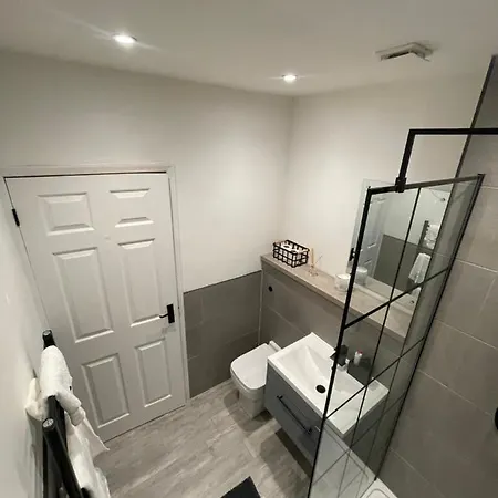 Modern Cosy 1 Bed Near Centre~double Bed~parking *
