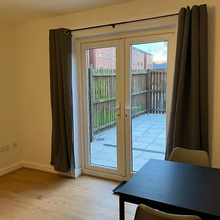 Entire House With Parking * Manchester