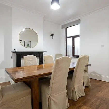 Spacious 4 Bed House With Small Garden In Salford * مانشستر