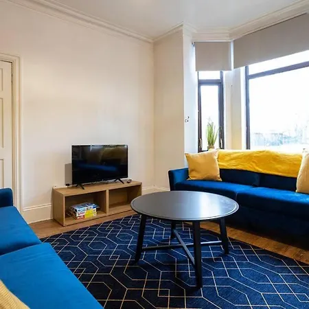 Spacious 4 Bed House With Small Garden In Salford شقة مانشستر