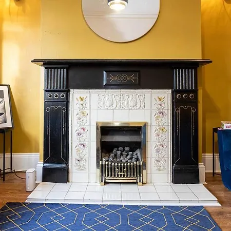 شقة Spacious 4 Bed House With Small Garden In Salford *