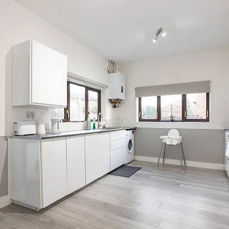 Spacious 4 Bed House With Small Garden In Salford شقة *