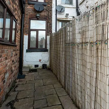 Spacious 4 Bed House With Small Garden In Salford شقة