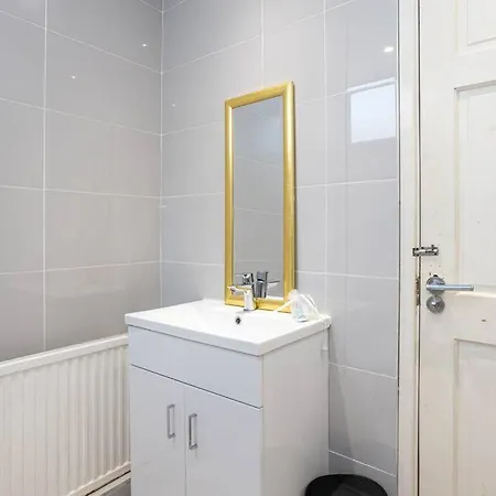 Spacious 4 Bed House With Small Garden In Salford