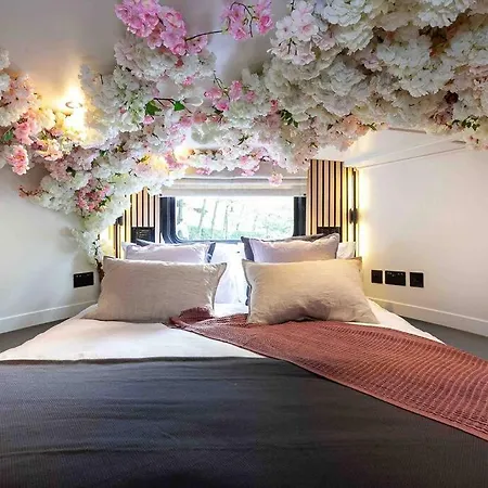 The Vaetten Hues Luxury Boat Hotel na wodzie