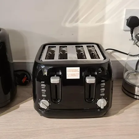 Luxury 2 Bed With Free Wi-fi & Parking Апартаменты