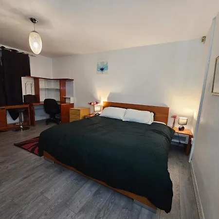 Spacious In The Centre Of The 홈스테이