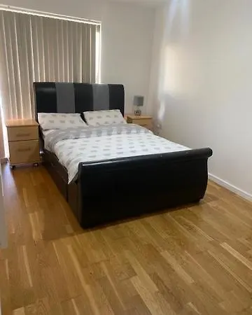 Eaglet 2 Bedroom Luxury Near Etihad Staduim דירה *