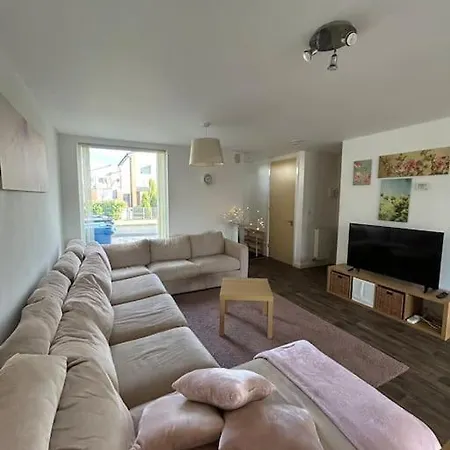 Great House + Air Conditioning + Free Car Parking Holiday home
