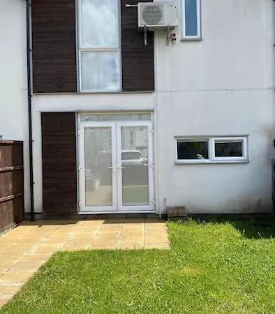 Great House + Air Conditioning + Free Car Parking Feriehus